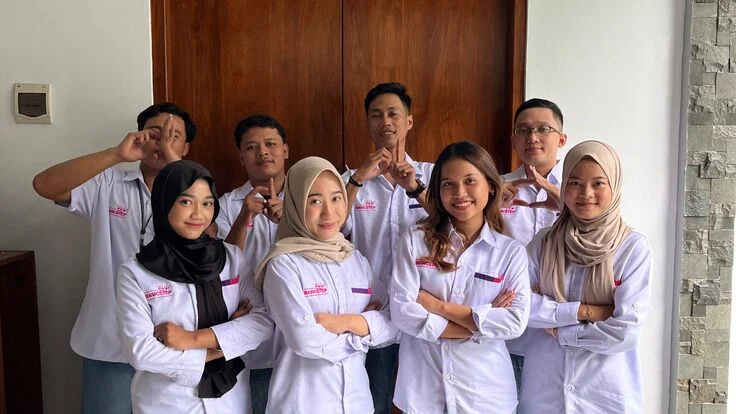 Anggota komunitas Basic Step berkumpul bersama